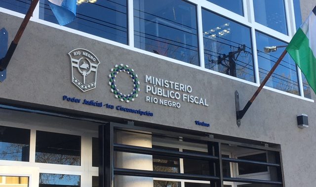 Padre afín deberá cubrir gastos de adolescente que se mudó con los abuelos por sus excesos de control